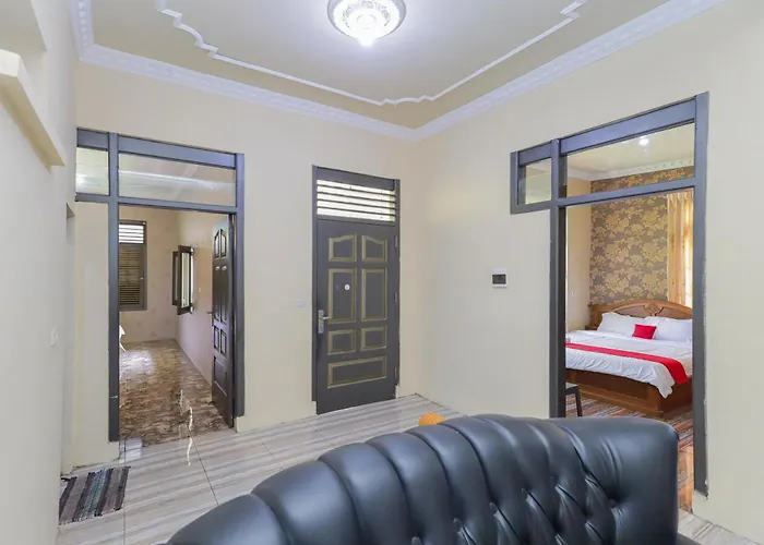 Reddoorz Plus @ Villa Bontes Batu